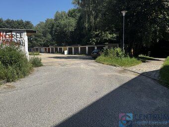 We offer a garage for rent in an excellent location near