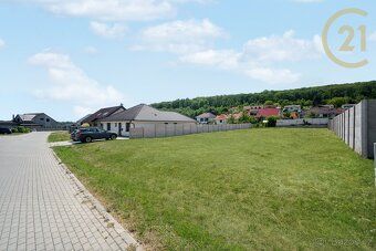 Шукаєте місце для будинку в декількох кроках від Мікулова і