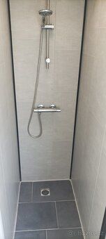 MAGAZYN w ŻEBRÁKU o wymiarach 3,7m x 11,5m, trzy zamykalne
