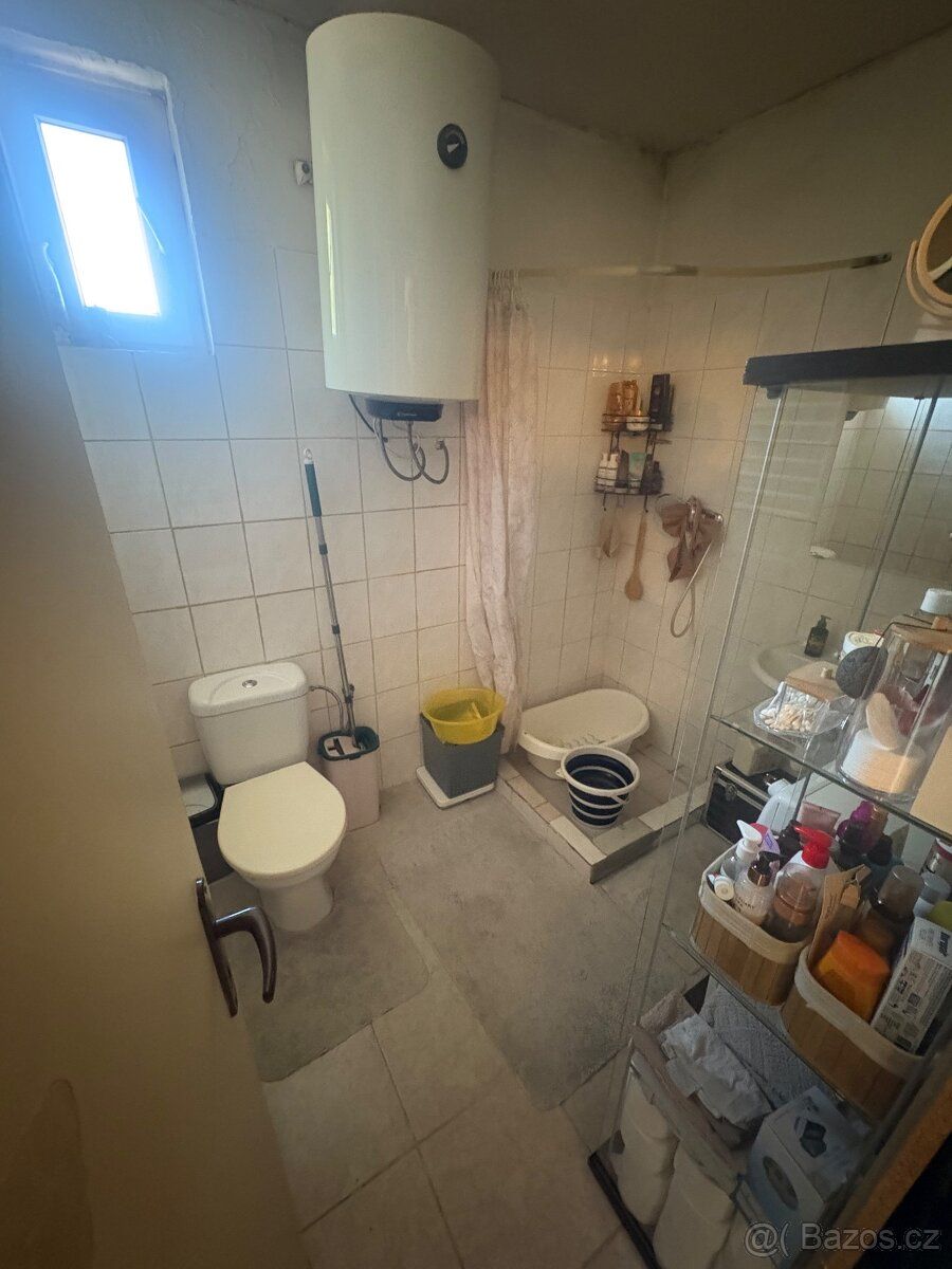 Pronajmu byt 1+1 cca 300 metru od vlakové zastávky , cena je