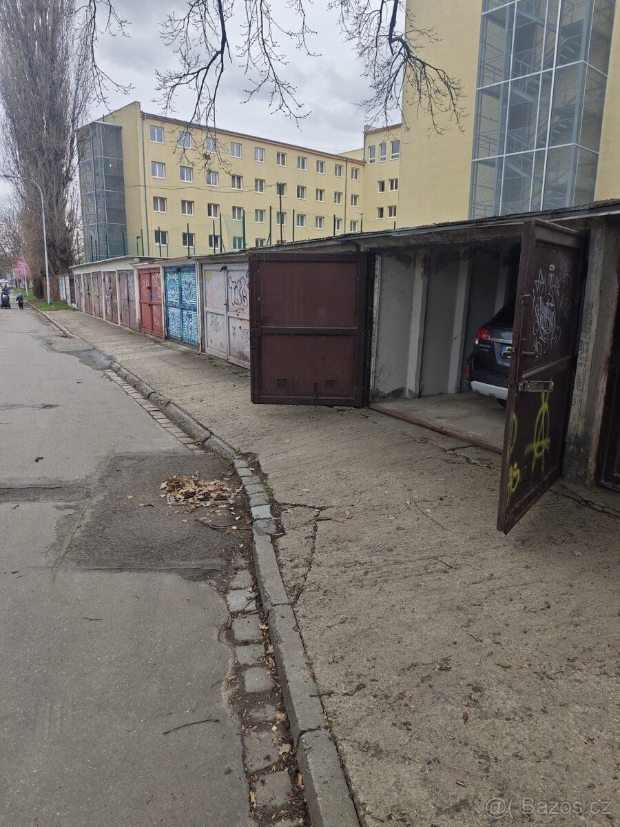 Рядну гараж на вулиці Сажениця, Брно - Комаров.