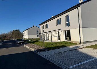 Hledáte moderní bydlení v klidném prostředí, ale zároveň s v