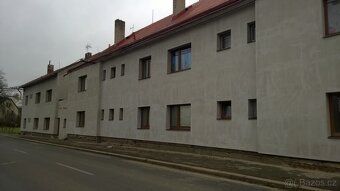 Nabízím k pronájmu prostorný byt 2+1 o výměře 75 m² v 1. pat
