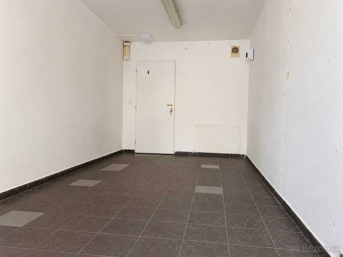 Nabízíme k pronájmu obchodní prostor o výměře 20 m² v atrakt