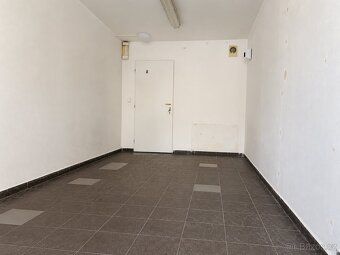 Nabízíme k pronájmu obchodní prostor o výměře 20 m² v atrakt