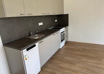 Moderný byt 2+kk (62 m²) s komorou, parkovacím miestom a