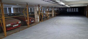 I am offering long-term rental of an enclosed garage space