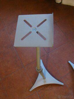 Kvalitné nastaviteľné (až do výšky 130 - 140 cm) odolné