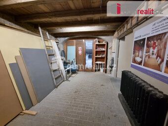 pośredniczy w wynajmie w pełni wyposażonej stolarni w
