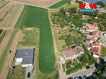 We offer for sale a building plot of 700 sqm with southern