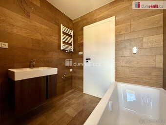 Včetně povrchového, parkovacího stání. Včetně právního, real
