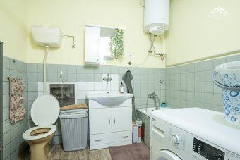 Oferujemy na sprzedaż dwa połączone ze sobą domy