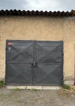 Pronajmu garáž 19m2 v Lovosicích u nadjezdu. Bez elektriky.