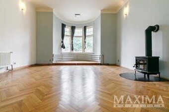 Jedná se o řadový, vnitřní bytový dům panelové konstrukce s 