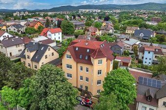 Jedná se o řadový, vnitřní bytový dům panelové konstrukce s 