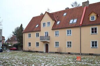 Jedná se o řadový, vnitřní bytový dům panelové konstrukce s 