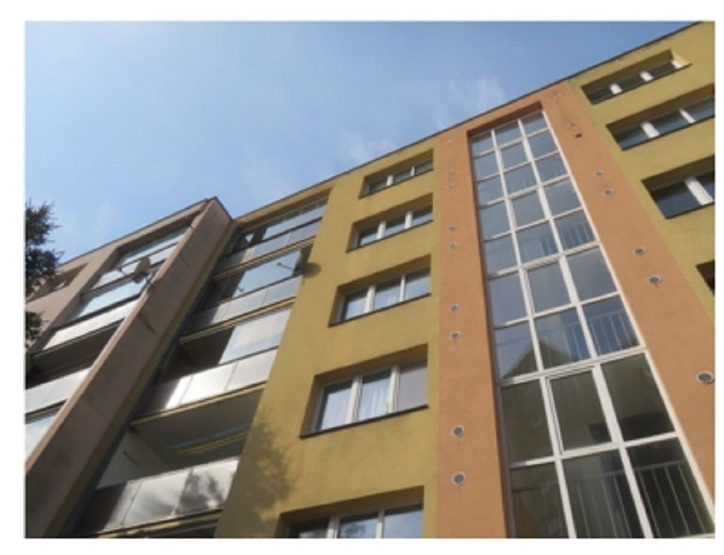 Jedná se o řadový, vnitřní bytový dům panelové konstrukce s 
