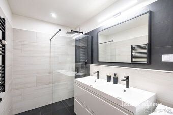 We offer you this beautiful, bright apartment after just
