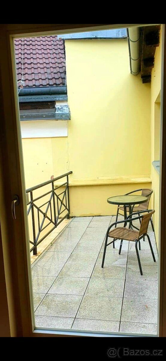Nabízím k pronájmu garsoniéru v 4.podlaží cihlového domu, v 