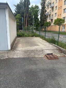 Ponukujeme prenájom parkovacieho miesta pre osobné auto v