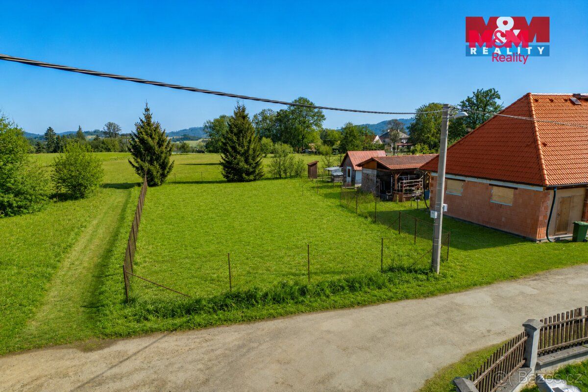 Nabízíme k prodeji oplocený pozemek o výměře 764 m² v obci M