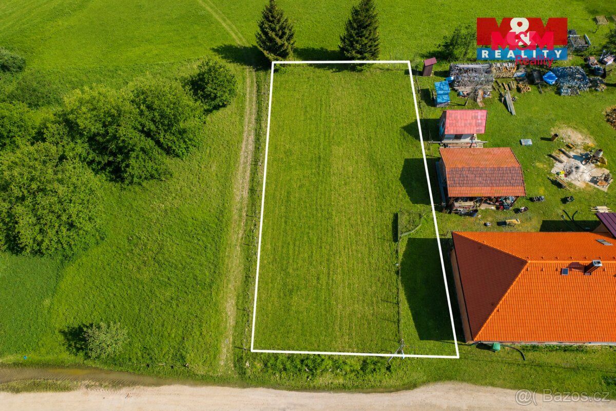 Nabízíme k prodeji oplocený pozemek o výměře 764 m² v obci M