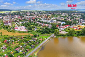 Nabízíme k prodeji samostatně stojící dřevěnou chatu o užitn