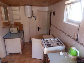 Dlouhodobě pronajmu chatu 7 km od města Tábor. 2+1 70 m². Ko
