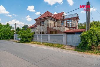 Продається репрезентативна вілла в спокійній частині села