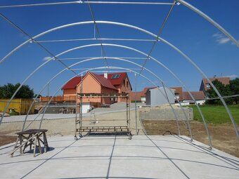Šířka: 9,15m Délka: 16m Výška: 4,5m Oblouková hala. Čelní st