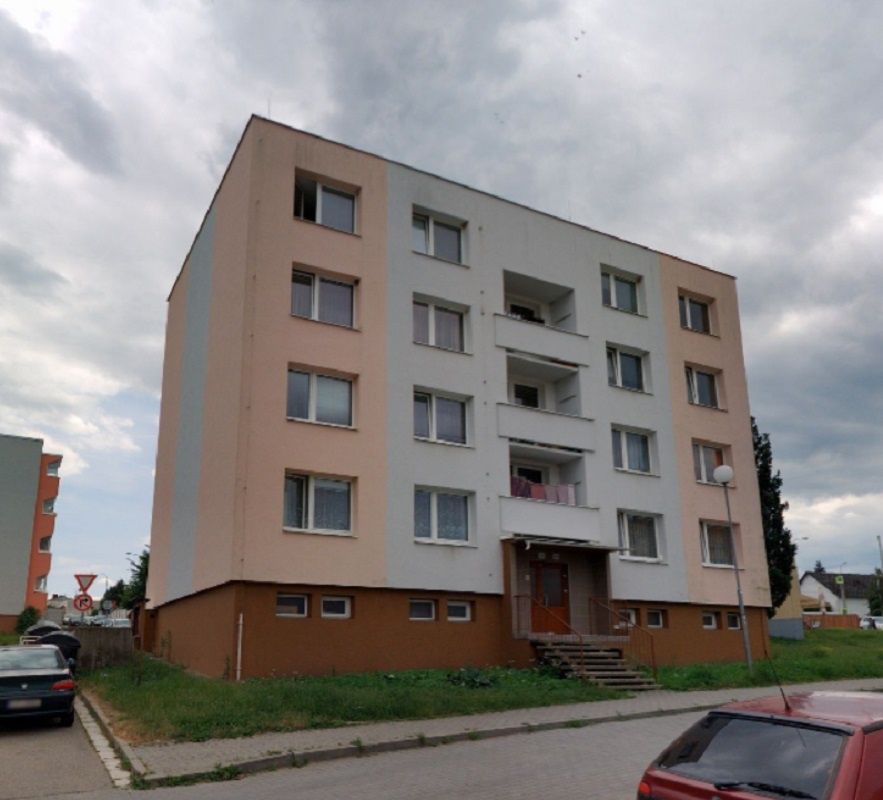 Bytový dům, ve kterém se oceňovaný byt nachází, je řadový. D