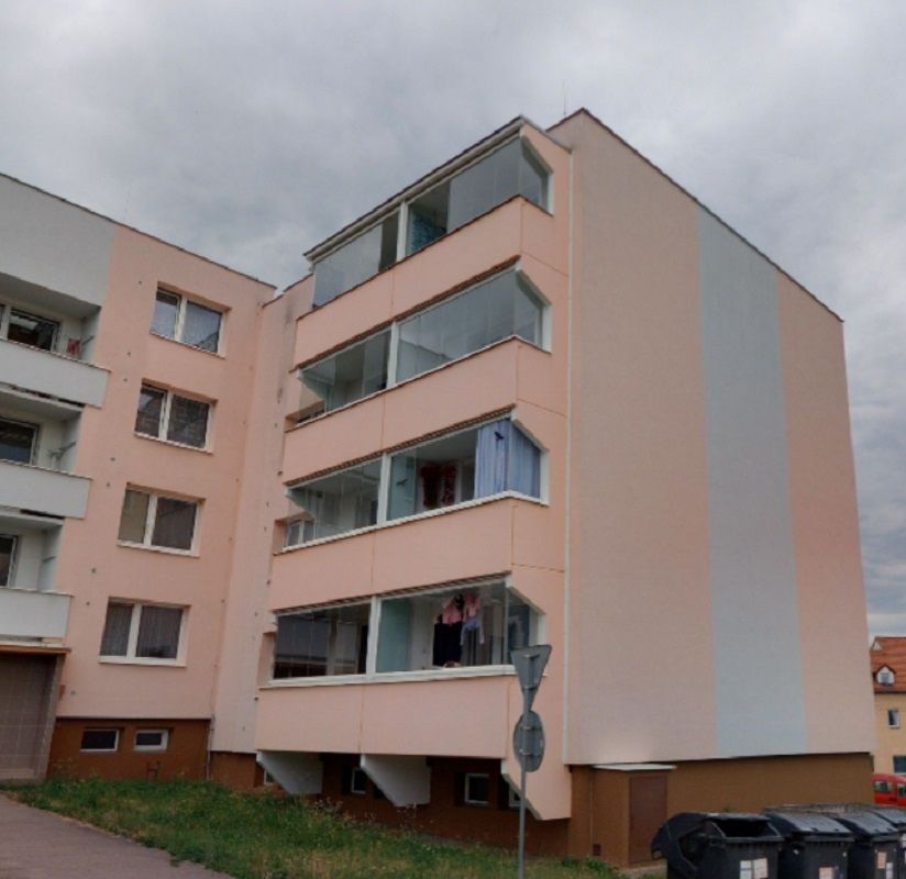 Bytový dům, ve kterém se oceňovaný byt nachází, je řadový. D