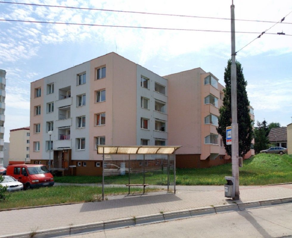 Bytový dům, ve kterém se oceňovaný byt nachází, je řadový. D