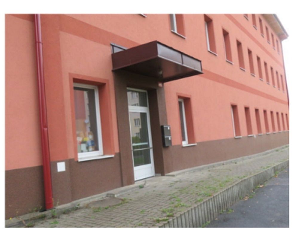 Jedná se o samostatně stojící, patrovou, nepodsklepenou více