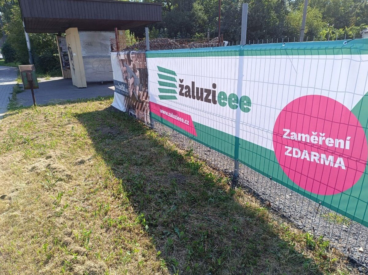 Powierzchnia reklamowa - płachty, obok przystanku