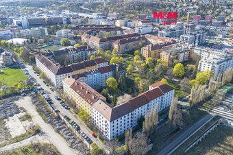 Byt je součástí samostatně stojícího bytového domu se sedmi 