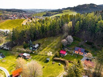 Hledáte stavební pozemek, který vám nabídne klid, soukromí a