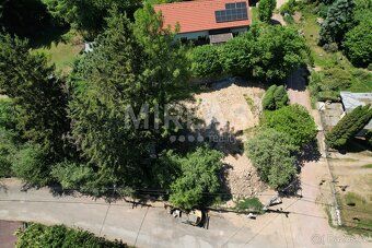 Nabízíme k prodeji stavební pozemek o výměře 839 m² v obci B