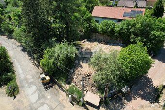 Nabízíme k prodeji stavební pozemek o výměře 839 m² v obci B