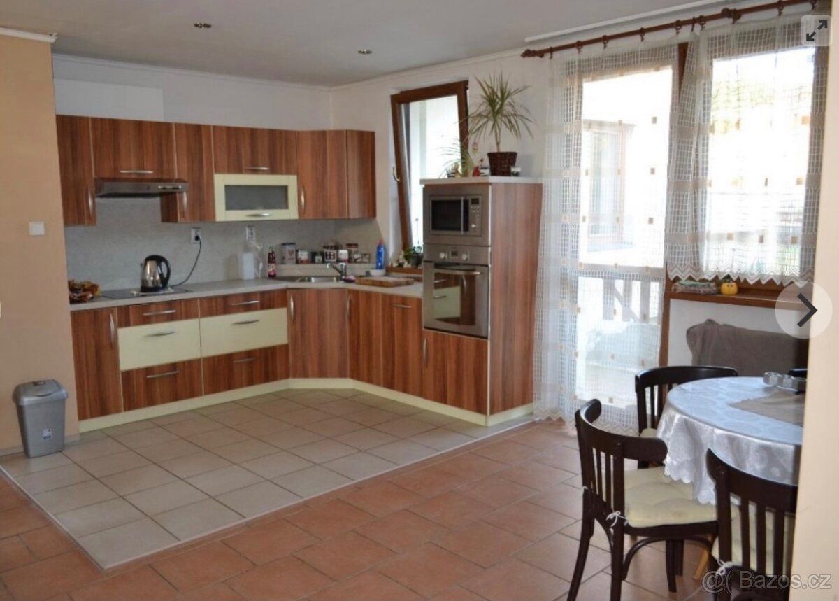 # 🏡 Dom rodzinny 4+1 z dwiema garażami i dużym terenem w