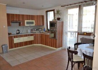 # 🏡 Dom rodzinny 4+1 z dwiema garażami i dużym terenem w