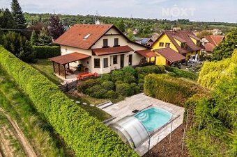 # 🏡 Dom rodzinny 4+1 z dwiema garażami i dużym terenem w