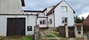 # 🏡 Dom rodzinny 4+1 z dwiema garażami i dużym terenem w