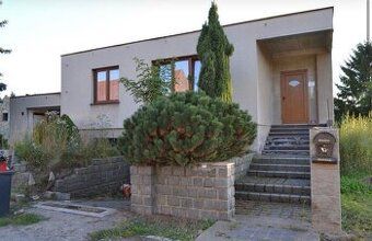 # 🏡 Dom rodzinny 4+1 z dwiema garażami i dużym terenem w