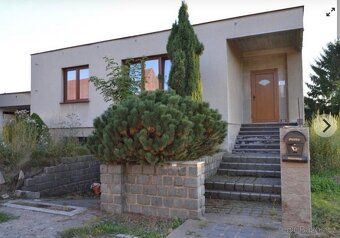# 🏡 Dom rodzinny 4+1 z dwiema garażami i dużym terenem w