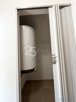 Nabízíme k pronájmu světlý a velkoryse řešený byt o dispozic