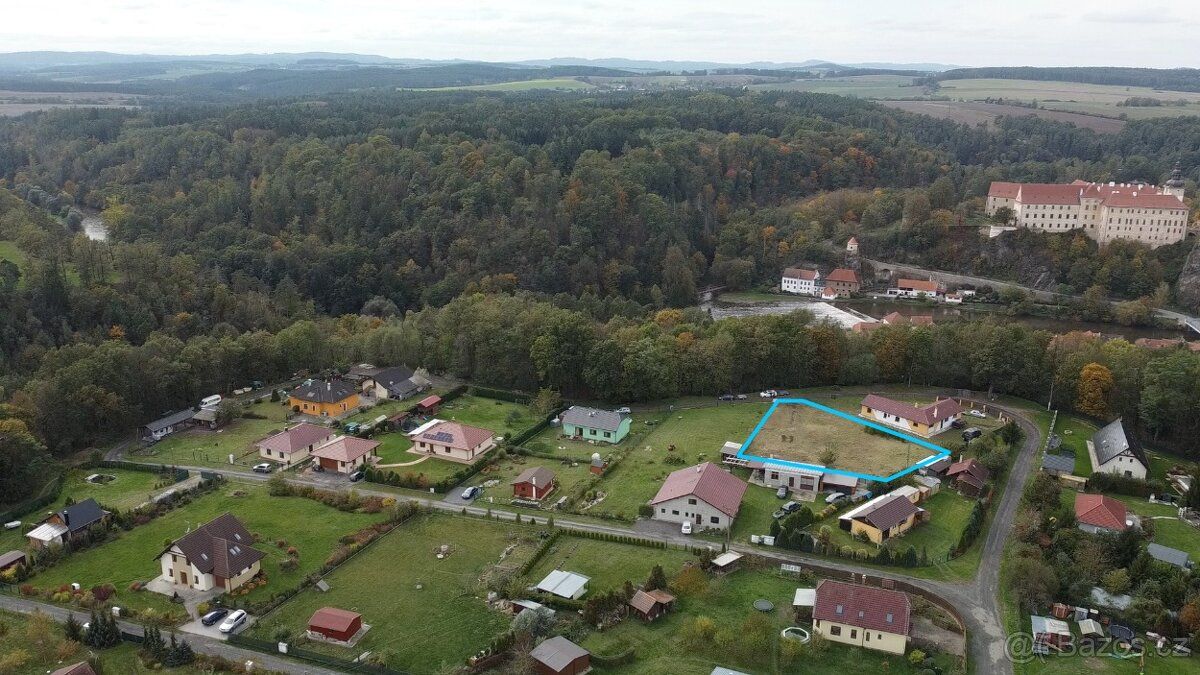 Oferuję na sprzedaż przestronną, ogrodzoną działkę