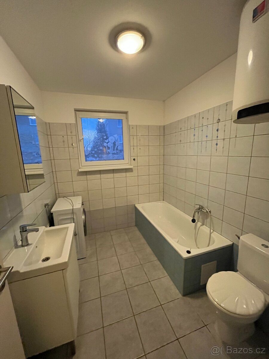 Přímo od majitele nabízím slunný byt 1+kk plus parkovací stá