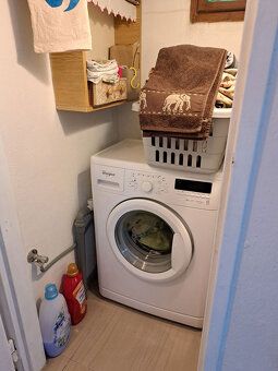 Chatka dysponuje w przyziemiu zadaszonym werandą
