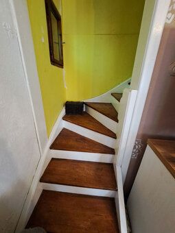 Chatka dysponuje w przyziemiu zadaszonym werandą